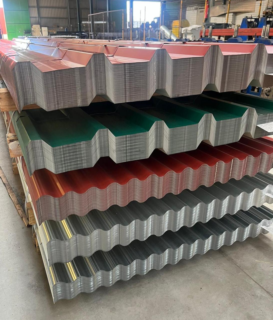 Imagen de chapa de acero cortada a medida y de colores