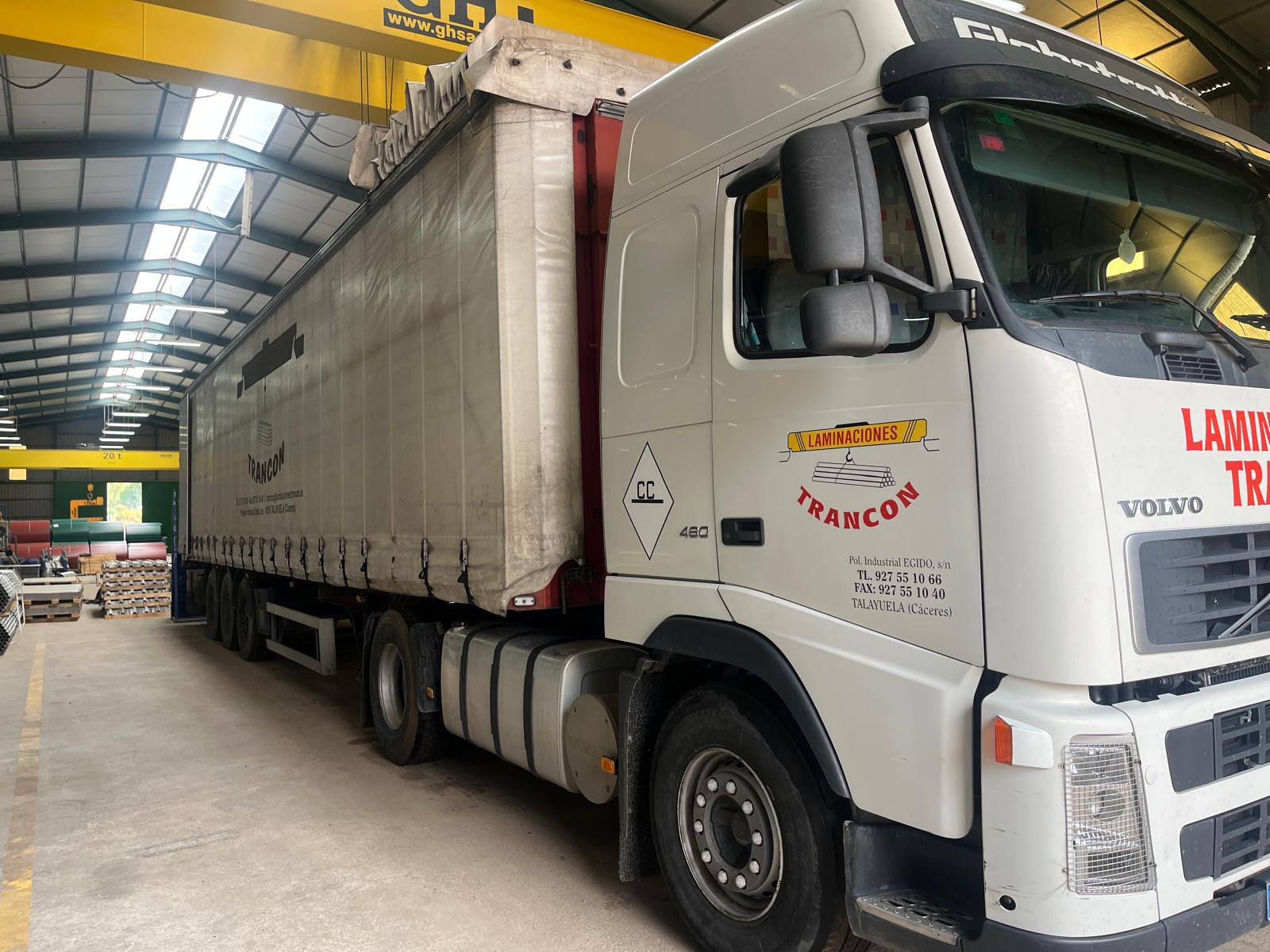 Camión de Laminaciones Trancón con carga de tubos de acero